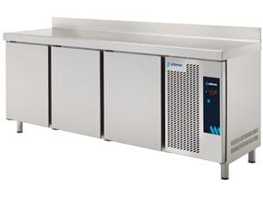 <p>Bancada em aço inox com acabamento acetinado